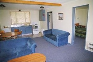 Admiral Court Motel Image