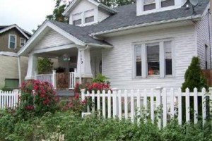 Aunt Beas Little White House B&B voted  best hotel in Mount Rainier