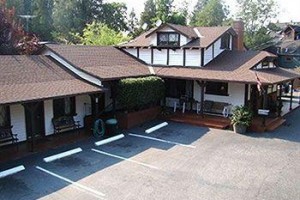 Coach N' Four Motel Image