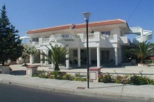 Colonial Family Apartments Image