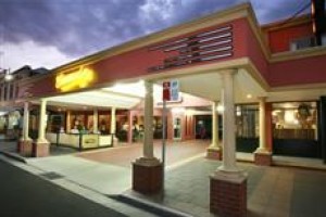 Commodore Motor Inn Image