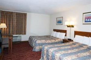 Econo Lodge Inn & Suites Stevens Point Image