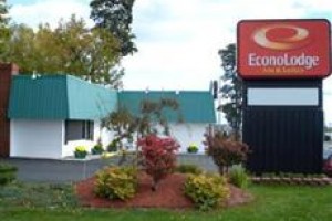 Econo Lodge Inn & Suites Plattsburgh Image