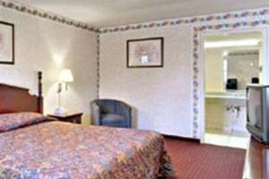 Economy Inn and Suites Channelview Image