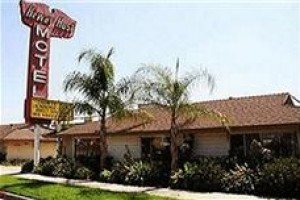 Hi-Way Host Motel Image
