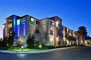 Holiday Inn Express Tracy Image