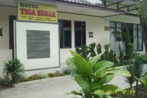 Hotel Tiga Besar Image