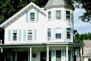 Hugging Bear Inn & Shoppe Image