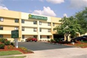 La Quinta Inn & Suites Madison Square Mall Inn & Suites Image