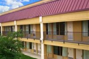 Lincoln Inn & Suites Image