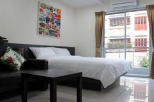 Lively Guest House Bangkok Image