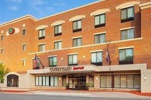 Courtyard Fredericksburg Historic District voted 6th best hotel in Fredericksburg