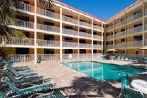 Pelican Pointe Hotel Image