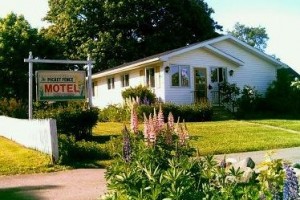 Picket Fence Motel Image