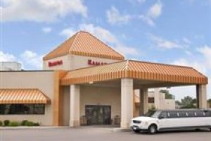 Ramada Inn & Suites Airport Sioux Falls Image