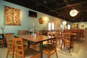 Rodeway Inn & Suites Airport/Cruise Port Image