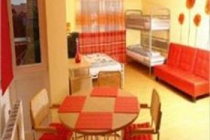 Strauch Apartment Rust Image