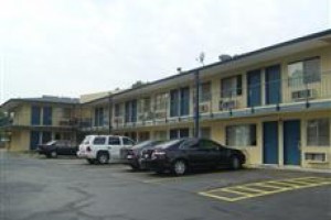 Super 7 Inn Little Rock Image