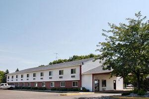 Super 8 Motel Becker Image