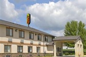 Super 8 Newton Image