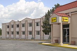Super 8 Colorado Springs South Circle Image