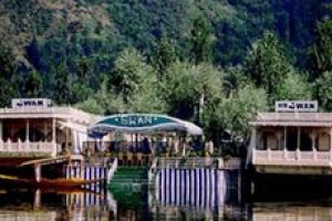 Swan Group Of Houseboats Image