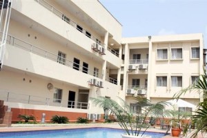 Yellow Tulip Courtyard Apartment and Suites Image